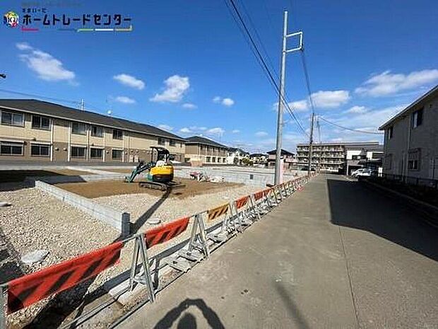 【前面道路含む現地写真】ひとたび扉を開けばそこに待っているのは上質な空間とマイホームでの新生活をイメージさせる優雅なひととき。「この家なら…」ではなく「ここに住みたい♪」と思う感動をお届けいたします。