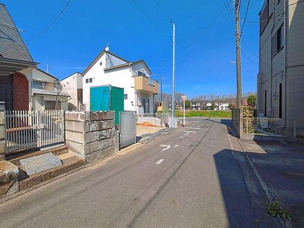 【前面道路含む現地写真】ひとたび扉を開けばそこに待っているのは上質な空間とマイホームでの新生活をイメージさせる優雅なひととき。「この家なら…」ではなく「ここに住みたい♪」と思う感動をお届けいたします。

