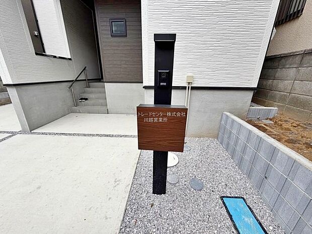 【玄関】インターフォンと一体型ですっきりとしたデザインのポスト。建物の外観に合わせたスタイリッシュなデザインです。