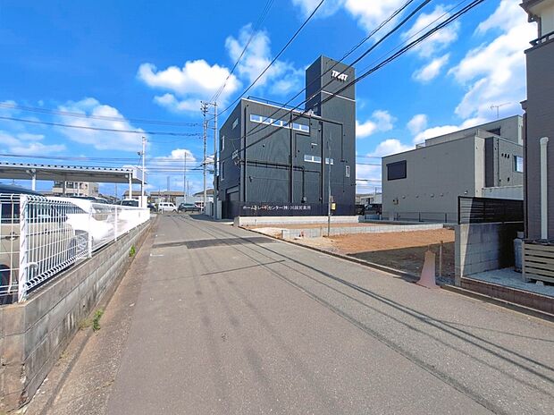 【前面道路含む現地写真】ひとたび扉を開けばそこに待っているのは上質な空間とマイホームでの新生活をイメージさせる優雅なひととき。「この家なら…」ではなく「ここに住みたい♪」と思う感動をお届けいたします。
