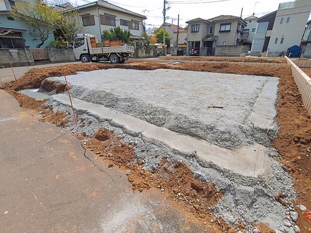 【現地写真】住宅性能評価で耐震等級３（最高等級）を取得！お客様を守る大切な住宅だからこそ、第三者の検査を受けて安心して住んでいただける住宅をご案内させて頂きます。その頑丈さを、ぜひ現地にてご体感くださいませ。

