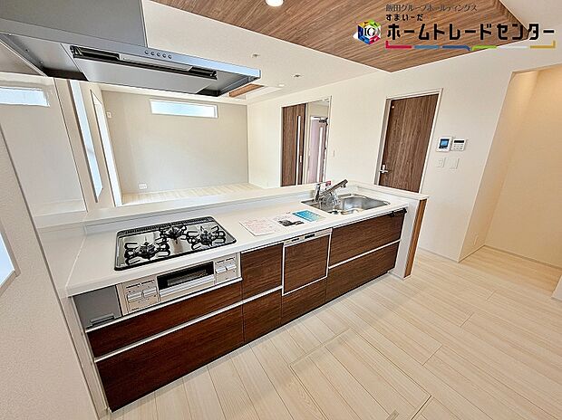 【キッチン】大容量の収納スペースは取り出しやすく、しまいやすいスライドタイプ、大きな鍋などの調理器具や、調味料も出し入れしやすいですね。
