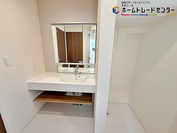 【洗面所】三面鏡ならではの収納力、温水シャワー付きの機能性、どちらも採用！汚れが落ち易い大型の洗面ボウルは手入れもしやすく日々の生活を陰ながら支えてくれる仕様となっております。
