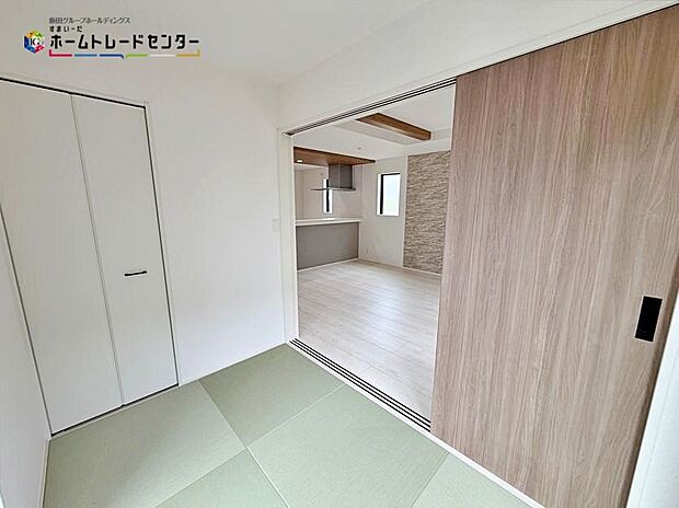 【1階和室】お子様の遊び場や、お昼寝スペースとして。和室を開放すると、広々とお使い頂けます。突然の来客時には、戸を閉めて視線を遮る事も可能です。
