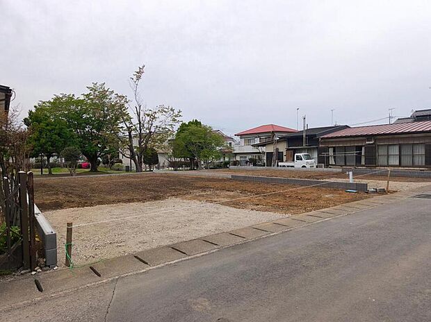【前面道路含む現地写真】ひとたび扉を開けばそこに待っているのは上質な空間とマイホームでの新生活をイメージさせる優雅なひととき。「この家なら…」ではなく「ここに住みたい♪」と思う感動をお届けいたします。