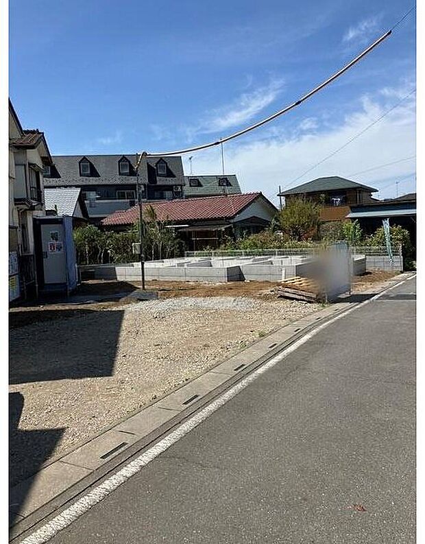 【 前面道路含む現地写真】ひとたび扉を開けばそこに待っているのは上質な空間とマイホームでの新生活をイメージさせる優雅なひととき。「この家なら…」ではなく「ここに住みたい♪」と思う感動をお届けいたします。