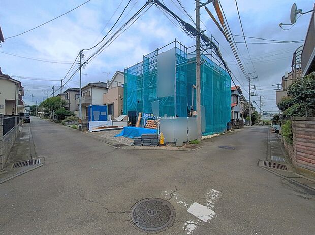 【前面道路含む現地写真】ひとたび扉を開けばそこに待っているのは上質な空間とマイホームでの新生活をイメージさせる優雅なひととき。「この家なら…」ではなく「ここに住みたい♪」と思う感動をお届けいたします。
