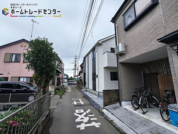 【前面道路を含む外観写真】今日も、明日も、この街で、きっと家族がしあわせになる物語が描かれていくはずです。毎日の何気ない『いってきます』『ただいま』に幸せを感じられる、そんな住まいを。