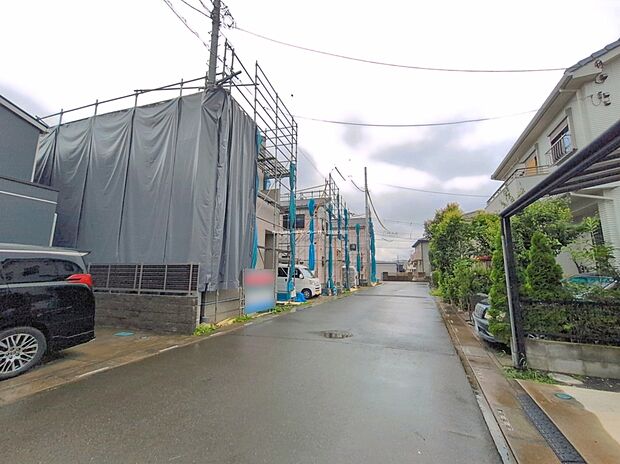【 前面道路含む現地写真】ひとたび扉を開けばそこに待っているのは上質な空間とマイホームでの新生活をイメージさせる優雅なひととき。「この家なら…」ではなく「ここに住みたい♪」と思う感動をお届けいたします。
