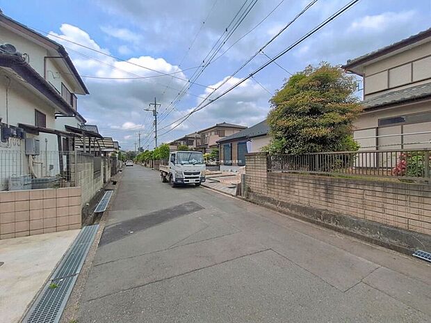 【前面道路含む現地写真】ひとたび扉を開けばそこに待っているのは上質な空間とマイホームでの新生活をイメージさせる優雅なひととき。「この家なら…」ではなく「ここに住みたい♪」と思う感動をお届けいたします。