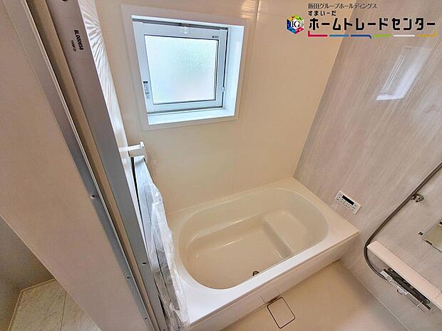 【浴室】毎日の疲れを癒す浴室は1坪タイプです。足を伸ばしてゆっくりとくつろげます。窓があるので、湿気もこもらないのも、うれしいですね♪