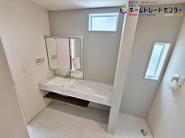 【洗面台・洗面所】三面鏡ならではの収納力、温水シャワー付きの機能性、どちらも採用!汚れが落ち易い大型の洗面ボウルは手入れもしやすく日々の生活を陰ながら支えてくれる仕様となっております。