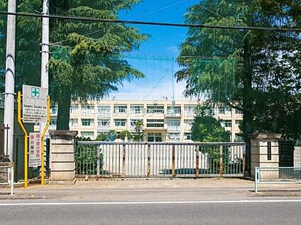 川越市立霞ケ関小学校 558m (徒歩7分)