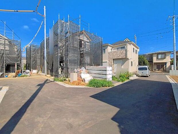 【前面道路含む現地写真】ひとたび扉を開けばそこに待っているのは上質な空間とマイホームでの新生活をイメージさせる優雅なひととき。「この家なら…」ではなく「ここに住みたい♪」と思う感動をお届けいたします。