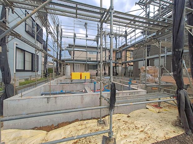 【現地外観写真】一戸建ての大きなメリットは、「自分の土地」を自由に使えること。好きなペットが飼えるほか、ガーデニングやＤＩＹ、車やバイクの手入れなど様々な趣味を楽しめます♪