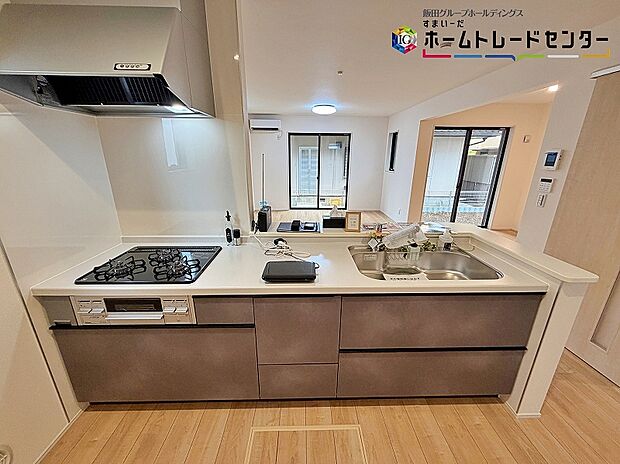 【キッチン】大容量の収納スペースは取り出しやすく、しまいやすいスライドタイプ、大きな鍋などの調理器具や、調味料も出し入れしやすいですね。
