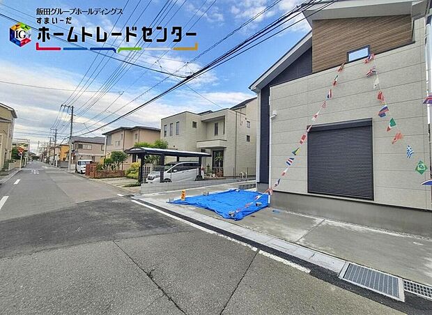 【前面道路含む現地写真】一戸建ての大きなメリットは、「自分の土地」を自由に使えること。好きなペットが飼えるほか、ガーデニングやＤＩＹ、車やバイクの手入れなど様々な趣味を楽しめます♪