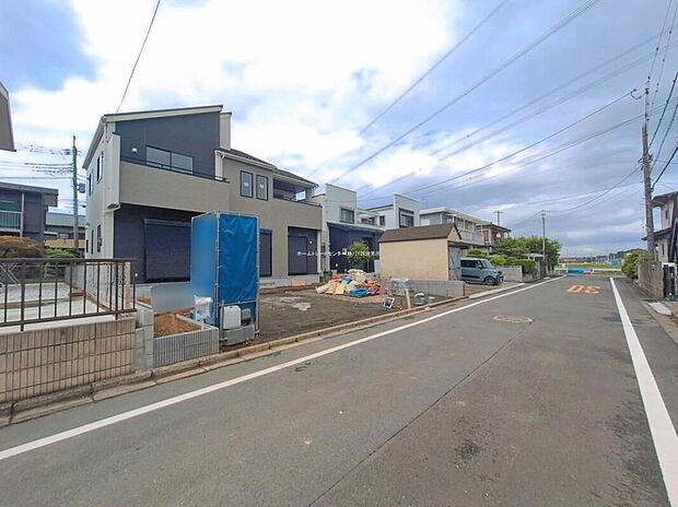 【前面道路含む現地写真】ひとたび扉を開けばそこに待っているのは上質な空間とマイホームでの新生活をイメージさせる優雅なひととき。「この家なら…」ではなく「ここに住みたい♪」と思う感動をお届けいたします。