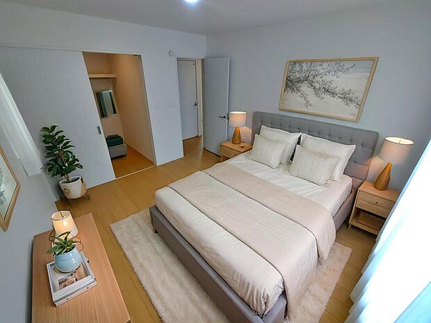 【主寝室】大きなベッドを置いてもゆとりのある広さ!収納完備しておりますので、家具が少なく済みます!お掃除もラクラクですね♪※家具をCGで加工しています。家具付き販売ではございません。
