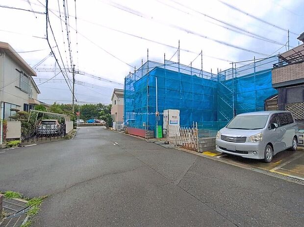 【前面道路含む現地写真】ひとたび扉を開けばそこに待っているのは上質な空間とマイホームでの新生活をイメージさせる優雅なひととき。「この家なら…」ではなく「ここに住みたい♪」と思う感動をお届けいたします。