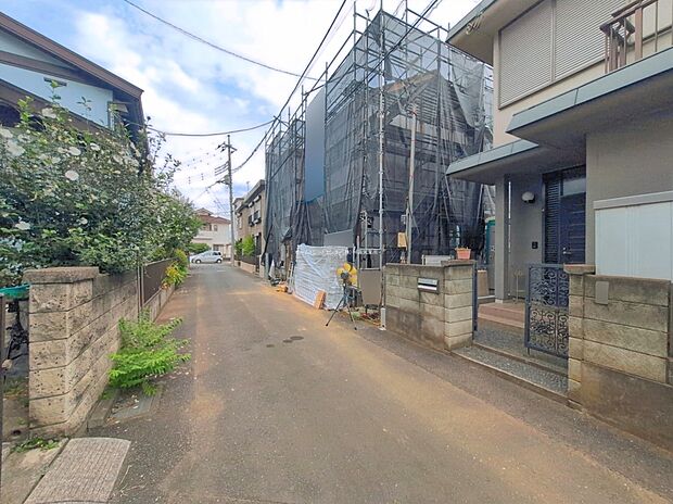 【前面道路含む現地写真】ひとたび扉を開けばそこに待っているのは上質な空間とマイホームでの新生活をイメージさせる優雅なひととき。「この家なら…」ではなく「ここに住みたい♪」と思う感動をお届けいたします。