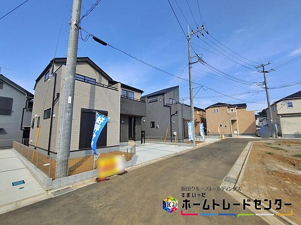 【前面道路含む現地写真】ひとたび扉を開けばそこに待っているのは上質な空間とマイホームでの新生活をイメージさせる優雅なひととき。「この家なら…」ではなく「ここに住みたい♪」と思う感動をお届けいたします。
