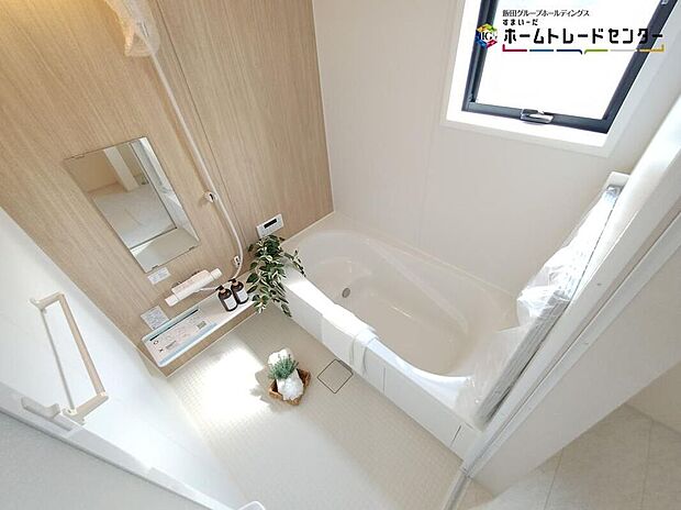 【浴室】毎日の疲れを癒す浴室は1坪タイプです。足を伸ばしてゆっくりとくつろげます。窓があるので、湿気もこもらないのも、うれしいですね♪