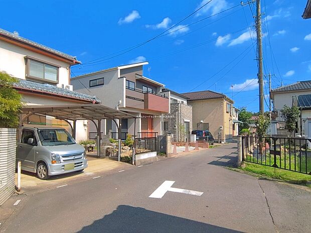 【前面道路含む現地写真】ひとたび扉を開けばそこに待っているのは上質な空間とマイホームでの新生活をイメージさせる優雅なひととき。「この家なら…」ではなく「ここに住みたい♪」と思う感動をお届けいたします。