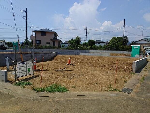 【前面道路含む現地写真】ひとたび扉を開けばそこに待っているのは上質な空間とマイホームでの新生活をイメージさせる優雅なひととき。「この家なら…」ではなく「ここに住みたい♪」と思う感動をお届けいたします。