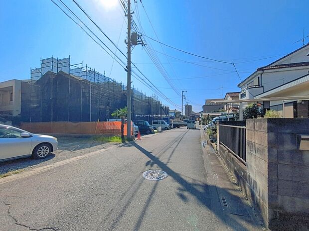 【前面道路含む現地写真】ひとたび扉を開けばそこに待っているのは上質な空間とマイホームでの新生活をイメージさせる優雅なひととき。「この家なら…」ではなく「ここに住みたい♪」と思う感動をお届けいたします。