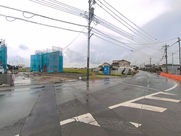 【前面道路含む現地写真】ひとたび扉を開けばそこに待っているのは上質な空間とマイホームでの新生活をイメージさせる優雅なひととき。「この家なら…」ではなく「ここに住みたい♪」と思う感動をお届けいたします。