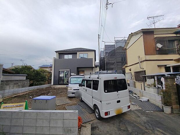 【前面道路含む現地写真】ひとたび扉を開けばそこに待っているのは上質な空間とマイホームでの新生活をイメージさせる優雅なひととき。「この家なら…」ではなく「ここに住みたい♪」と思う感動をお届けいたします。