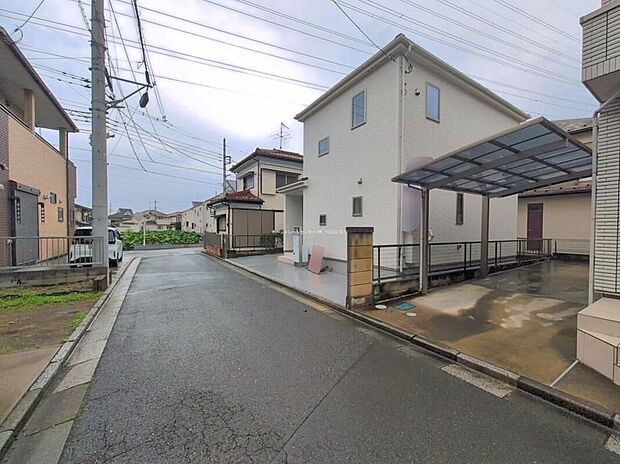 【前面道路含む現地写真】ひとたび扉を開けばそこに待っているのは上質な空間とマイホームでの新生活をイメージさせる優雅なひととき。「この家なら…」ではなく「ここに住みたい♪」と思う感動をお届けいたします。