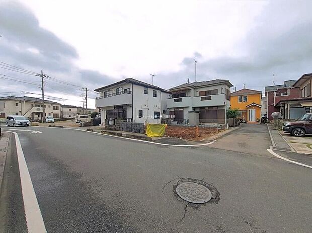 【前面道路含む現地写真】ひとたび扉を開けばそこに待っているのは上質な空間とマイホームでの新生活をイメージさせる優雅なひととき。「この家なら…」ではなく「ここに住みたい♪」と思う感動をお届けいたします。