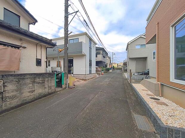 【前面道路含む現地写真】ひとたび扉を開けばそこに待っているのは上質な空間とマイホームでの新生活をイメージさせる優雅なひととき。「この家なら…」ではなく「ここに住みたい♪」と思う感動をお届けいたします。