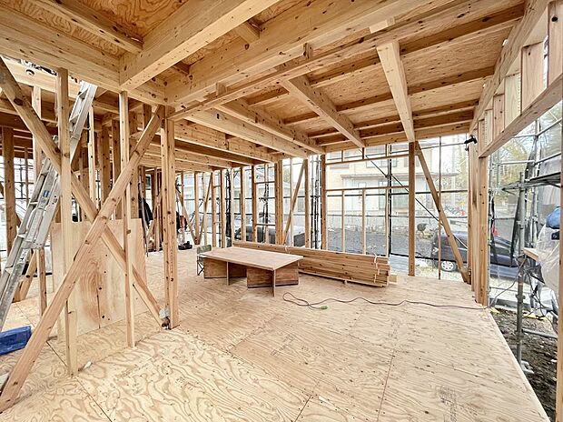 キッチンからはリビング全体を見渡せる設計で、小さなお子様が遊ぶ様子を見守りながら家事を進めることができます。