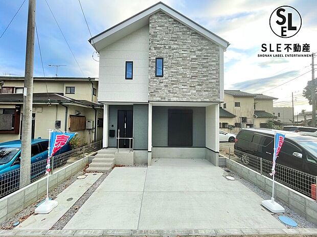 ＪＲ東海道線「平塚駅」を利用可能な新築戸建。並列２台駐車可能となっており、目の前には公園もあり生活環境が充実した邸宅です。