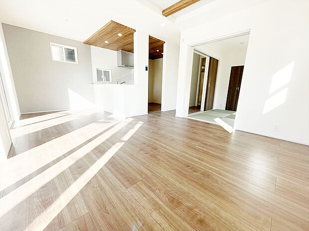 続き間に和室もある、広いリビングです。
折り上げ天井が、リビングの開放感をプラスします。