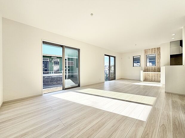 三面採光の約20帖の広々としたLDK。陽当たりと開放感が良好です。毎日過ごすリビングスペースは快適に過ごせそう