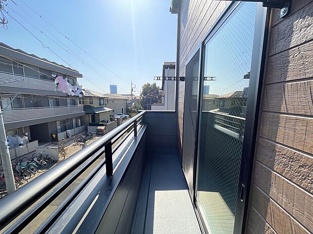 1号棟 東側にあるバルコニーですが、南側に遮るものがなく日中は陽当たり良好◎