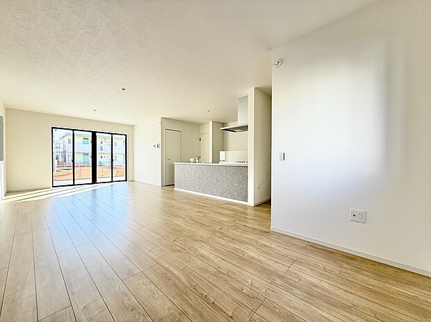 2号棟 LDKは約23帖の広々設計。3面採光となっており陽当たりと開放感が良好です。まずは一度ご覧になってみてください。