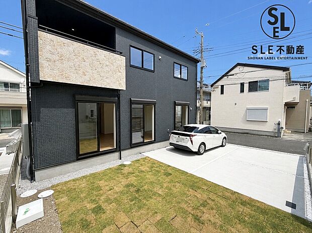 「都市ガス」「土地42坪超」「並列2台可能」吹抜付き海チカ住宅になります。広々南庭に加えて、角地となっておりますので開放感も良好です。