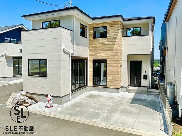 2号棟 オシャレなデザイナーズ住宅◎ご家族の車はもちろん、来客用としても使えるゆとりがあります。