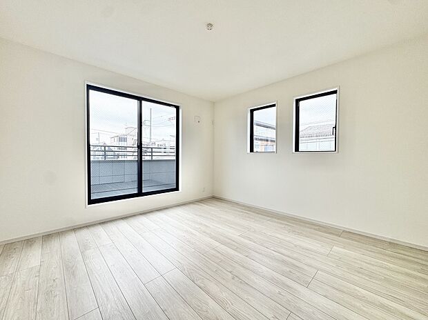 2階主寝室場バルコニーに面した明るいお部屋です♪