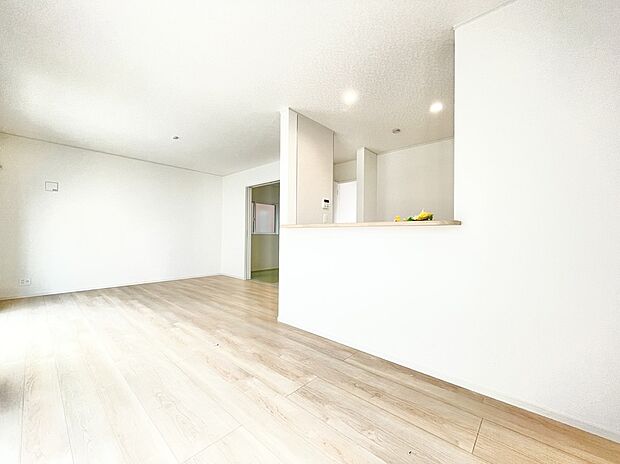 【キッチン】リビング全体が見渡せるカウンターキッチン。