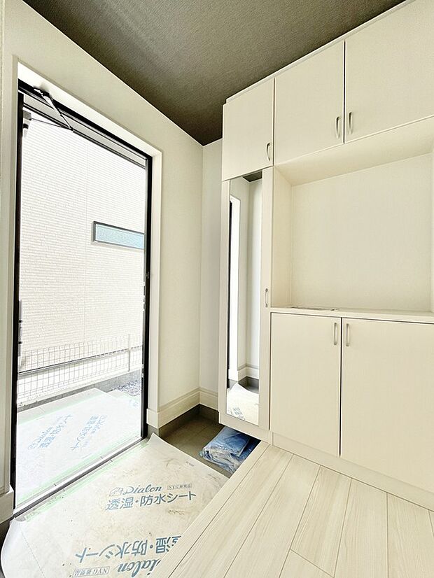 【玄関】収納付きのため、来客時にも玄関をスッキリ見せることができます。