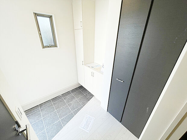 【玄関】1号棟 収納付きのため、来客時にも玄関をスッキリ見せることができます。