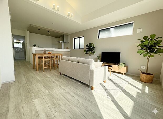 【リビング】5号棟 吹抜けがあることで明るく開放的な雰囲気を作り出しております