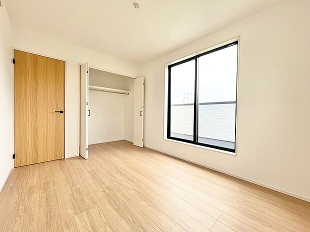 【リビング以外の居室】2号棟 2階主寝室は、バルコニーに面した明るいお部屋です。