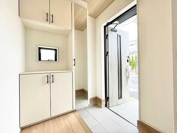 【玄関】収納付きのため、来客時にも玄関をスッキリ見せることができます。